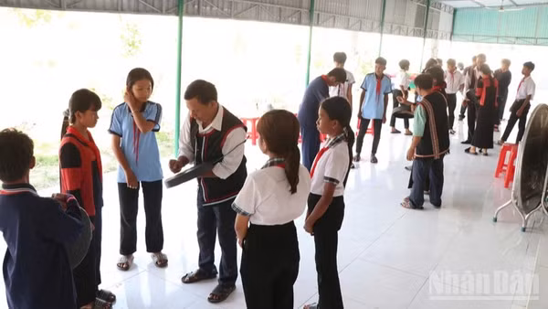 Một buổi dạy đánh mã la Trường phổ thông Dân tộc bán trú trung học cơ sở Phước Hà (xã Phước Hà, tỉnh Khánh Hòa). (Ảnh: NGUYỄN TRUNG)