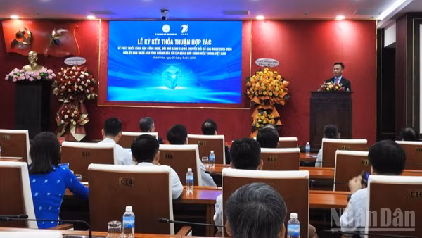 Quang cảnh buổi lễ ký kết. (Ảnh: NGUYỄN TRUNG)