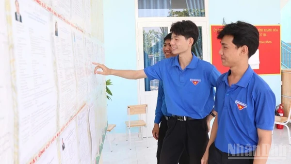 Nhiều bạn trẻ chủ động tìm hiểu tiểu sử, quá trình công tác cũng như chương trình hành động của các ứng cử viên trước khi đưa ra lựa chọn việc bỏ phiếu bầu đại biểu để gửi gắm nguyện vọng của mình. (Ảnh: NGUYỄN TRUNG)