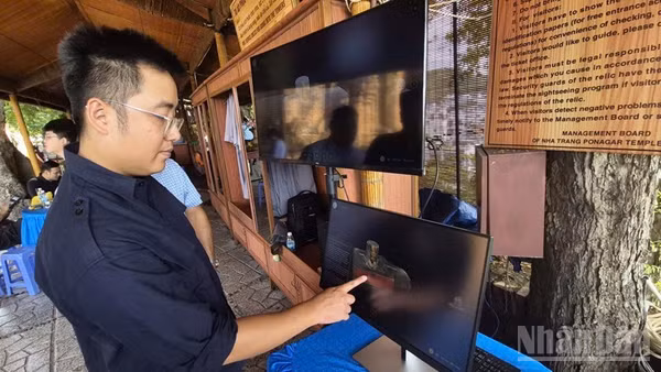 Du khách trải nghiệm tìm hiểu di sản văn hóa dân tộc Chăm qua tương tác "một chạm" trên không gian số. (Ảnh: NGUYỄN TRUNG)