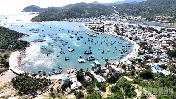 Vịnh Vĩnh Hy, xã Vĩnh Hải (Khánh Hòa), một trong những vịnh đẹp nhất Việt Nam, hằng năm thu hút hàng triệu lượt du khách trong nước và quốc tế đến tham quan, nghỉ dưỡng, trải nghiệm. (Ảnh: NGUYỄN TRUNG)