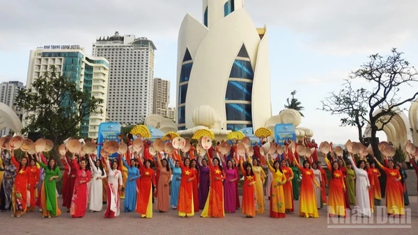 Quang cảnh khai mạc lễ phát động. (Ảnh: NGUYỄN TRUNG).