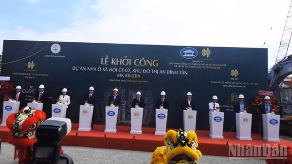 Lãnh đạo tỉnh Khánh Hòa cùng chủ đầu tư ấn nút khởi công Dự án nhà ở xã hội CT-02. (Ảnh: NGUYỄN TRUNG)