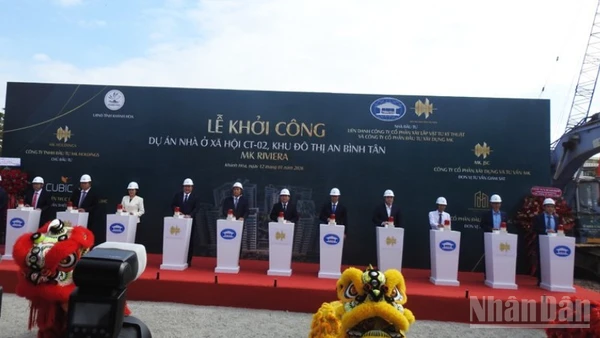 Lãnh đạo tỉnh Khánh Hòa cùng chủ đầu tư ấn nút khởi công Dự án nhà ở xã hội CT-02. (Ảnh: NGUYỄN TRUNG)