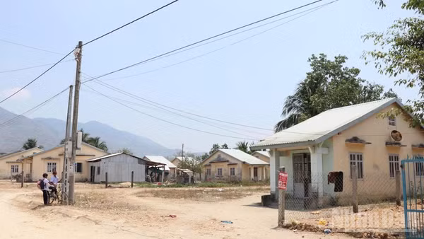 Một góc thôn Tầm Ngân 1 (xã Lâm Sơn, tỉnh Khánh Hòa) khô khốc giữa trưa nắng tháng 4. (Ảnh: NGUYỄN TRUNG)