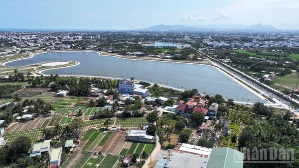 Hồ điều hòa tại phường Phan Rang, mở ra cảnh quan mới cho không gian xanh ở phía nam Khánh Hòa. (Ảnh: NGUYỄN TRUNG)