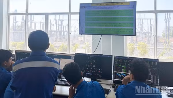 Tiết học mô-đun kỹ thuật viên dịch vụ điện gió của sinh viên Trường Cao đẳng Công nghệ-Năng lượng Khánh Hòa tại Công ty Điện gió Thuận Bình (tỉnh Lâm Đồng) theo mô hình đào tạo phối hợp giữa nhà trường và doanh nghiệp. (Ảnh: đơn vị cung cấp) 