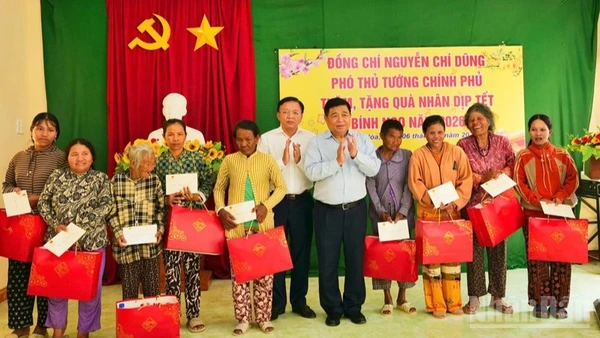 Phó Thủ tướng Nguyễn Chí Dũng và lãnh đạo tỉnh Khánh Hòa tặng quà chúc Tết cho người nghèo xã Ninh Hải. (Ảnh: NGUYỄN TRUNG)