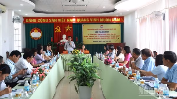 Quang cảnh buổi làm việc. (Ảnh: NGUYỄN TRUNG)