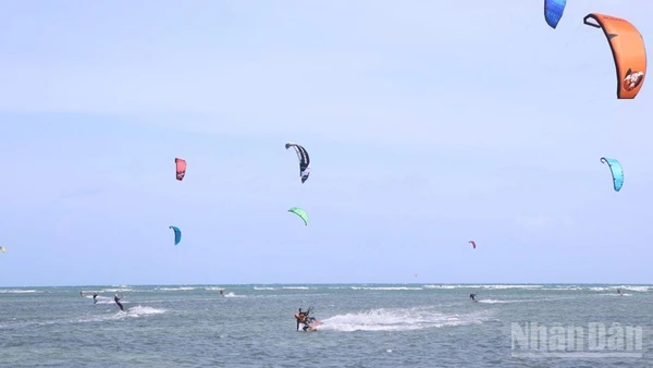 Các vận động viên tập luyện tại vùng biển Mỹ Hòa, xã Vĩnh Hải, tỉnh Khánh Hòa. (Ảnh: NGUYỄN TRUNG)