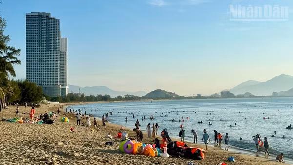 Một góc biển Bình Sơn-Ninh Chử, phường Đông Hải, bãi tắm thu hút đông du khách thập phương đến trải nghiệm. (Ảnh: NGUYỄN TRUNG)