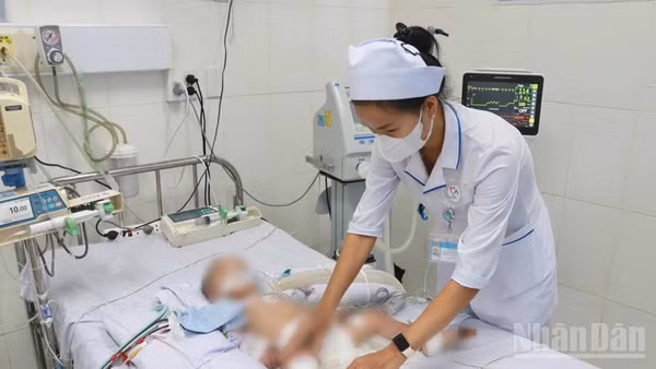 Bệnh nhi Đ.X.Th (16 tháng tuổi, trú xã Phước Hữu, tỉnh Khánh Hòa) nhập viện trong tình trạng bệnh diễn tiến sang tay chân miệng độ 3 với nhiều biểu hiện nguy kịch. (ảnh: NGUYỄN HƯƠNG)