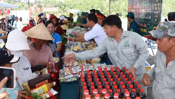Ban CHQS phường Ba Ngòi (tỉnh Khánh Hòa) cùng các mạnh thường quân trao quà cho bà con xóm Đá Voi. (ảnh: NGUYỄN TRUNG)