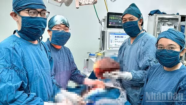 Ê-kíp bác sĩ Khoa Ngoại tổng hợp, Bệnh viện đa khoa Ninh Thuận thực hiện phẫu thuật cho bệnh nhân. (Ảnh: đơn vị cung cấp)