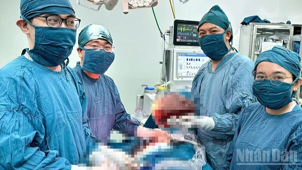 Ê-kíp bác sĩ Khoa Ngoại tổng hợp, Bệnh viện đa khoa Ninh Thuận thực hiện phẫu thuật cho bệnh nhân. (Ảnh: đơn vị cung cấp)