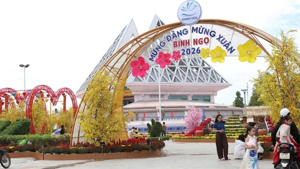 Dòng người đổ về Quảng trường 16/4 và Nhà Bảo tàng, thuộc phường Phan Rang và phường Đông Hải, tỉnh Khánh Hòa để du xuân sớm mỗi lúc một đông. (Ảnh: NGUYỄN TRUNG)
