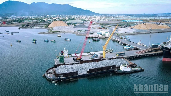 Các cảng biển tỉnh Khánh Hòa ngày càng thu hút nhiều nhà đầu tư trong nước và quốc tế tìm đến đầu tư các dự án phát triển kinh tế mang tầm khu vực. (Ảnh: NGUYỄN TRUNG)