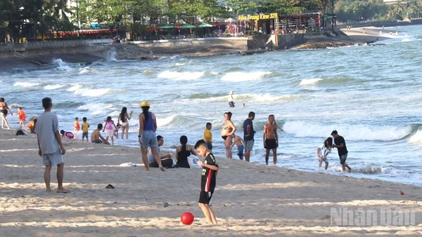 Biển Nha Trang (Khánh Hòa) hấp dẫn du khách trong những ngày đầu xuân Bính Ngọ 2026. (Ảnh: NGUYỄN TRUNG)
