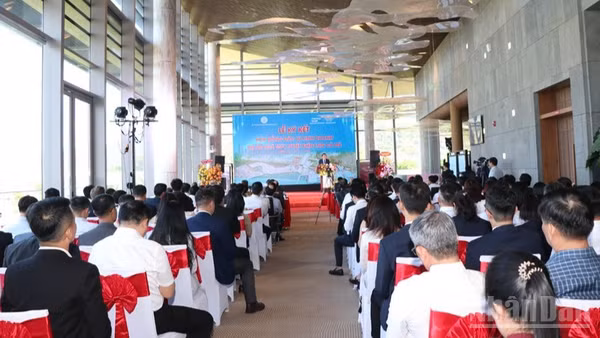 Quang cảnh buổi lễ ký kết. (Ảnh: NGUYỄN TRUNG)