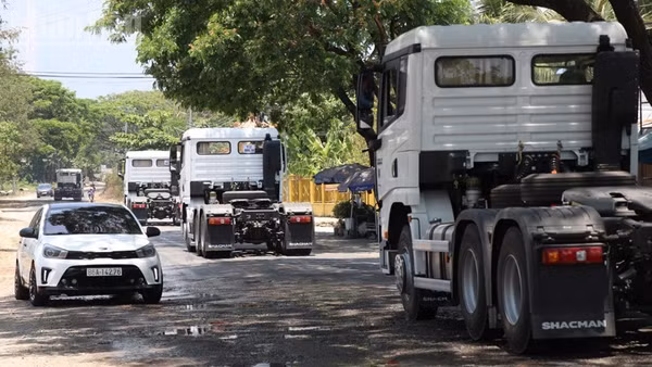Lượng xe ô tô, xe tải lưu thông trên tuyến giao thông huyết mạch nối 2 tỉnh Khánh Hòa với Lâm Đồng ngày càng nhiều. Trong khi đó, nhiều đoạn đường xuống cấp nghiêm trọng, mặt đường chật hẹp, tiềm ẩn nhiều nguy hiểm về an toàn giao thông. (Ảnh: NGUYỄN TRUNG)