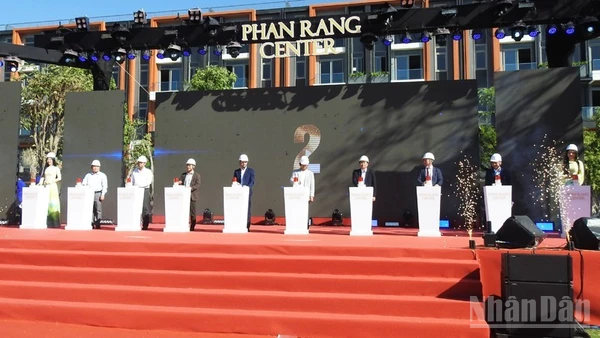 Lãnh đạo Ủy ban nhân dân phường Phan Rang (Khánh Hòa) cùng nhà đầu tư ấn nút khánh thành tại buổi lễ. (Ảnh: NGUYỄN TRUNG)