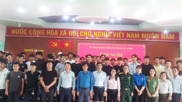 Lãnh đạo Phường Đô Vinh (Khánh Hòa) tổ chức hội nghị gặp mặt và chụp ảnh lưu niệm với thanh niên trúng tuyển trước ngày lên đường tòng quân. (Ảnh: NGUYỄN TRUNG)