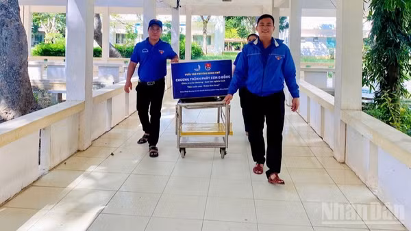Đoàn phường Ninh Chử, tỉnh Khánh Hòa với Chương trình "Phát cơm 0 đồng" chia sẻ tấm lòng thiện nguyện với những phận đời đang gồng mình chống chọi bệnh tật tại Trung tâm Y tế khu vực Ninh Hải. (Ảnh: CTV)