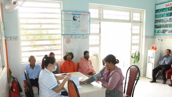 Nhiều đồng bào dân tộc thiểu số Raglai đến khám bệnh, theo dõi sức khỏe tại điểm Trạm Y tế Phước Kháng thuộc Trạm Y tế xã Thuận Bắc, tỉnh Khánh Hòa. (Ảnh: NGUYỄN TRUNG)