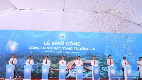 Các đồng chí lãnh đạo tỉnh Khánh Hòa thực hiện nghi thức ấn nút khởi công xây dựng công trình Bảo tàng Trường Sa. (Ảnh: NGUYỄN TRUNG)