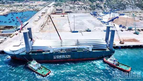 Tàu quốc tế có tải trọng hơn 50.000 tấn cập Cảng biển tổng hợp Cà Ná để bốc dỡ linh kiện phục vụ cho các dự án điện gió đầu tư tại khu vực phía nam tỉnh Khánh Hòa. (Ảnh: NGUYỄN TRUNG)