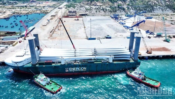 Tàu quốc tế có tải trọng hơn 50.000 tấn cập Cảng biển tổng hợp Cà Ná để bốc dỡ linh kiện phục vụ cho các dự án điện gió đầu tư tại khu vực phía nam tỉnh Khánh Hòa. (Ảnh: NGUYỄN TRUNG)