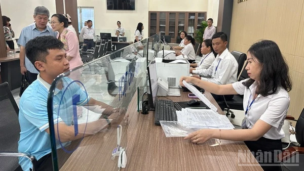 Theo kế hoạch số 1183 của Ủy ban nhân dân tỉnh Khánh Hòa, thủ tục hành chính tiếp tục được đơn giản hóa, với yêu cầu rõ ràng: không yêu cầu người dân, doanh nghiệp bổ sung hồ sơ, tài liệu quá một lần sau khi tiếp nhận. (Ảnh: NGUYỄN TRUNG)