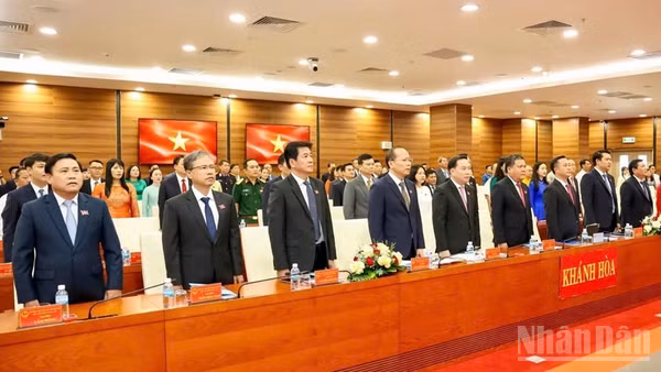 Các đồng chí lãnh đạo Tỉnh ủy, Hội đồng nhân dân tỉnh, Ủy ban nhân dân, Ủy ban Mặt trận Tổ quốc Việt Nam tỉnh Khánh Hòa dự kỳ họp. (Ảnh: VŨ TÂN)