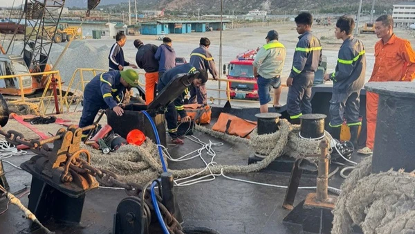 Lực lượng cứu nạn cứu hộ tiếp cận hầm tàu để cứu các nạn nhân bị mắc kẹt. (Ảnh: CTV)