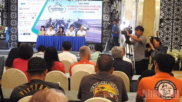 Quang cảnh buổi họp báo. (Ảnh: NGUYỄN TRUNG).