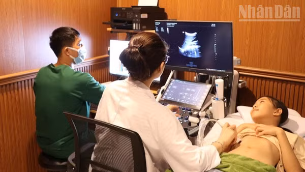 Bác sĩ tại Trung tâm Y khoa đa khoa Hoa Sen (phường Phan Rang, tỉnh Khánh Hòa) thăm khám cho bệnh nhân nghèo. (Ảnh: NGUYỄN TRUNG)