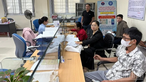 Người dân đến liên hệ, tìm hiểu các chính sách về bảo hiểm xã hội tại các cơ sở trên địa bàn tỉnh Khánh Hòa. (Ảnh: NGUYỄN TRUNG)
