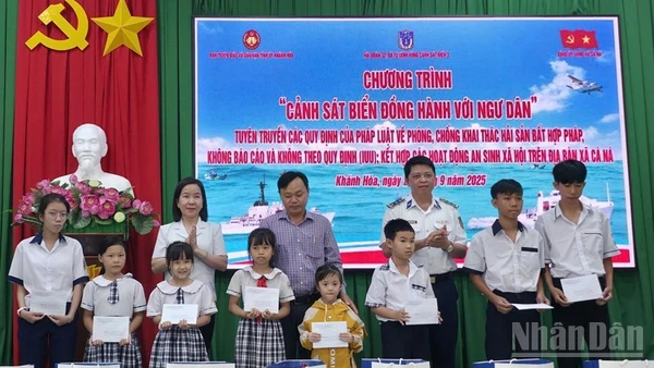 Lãnh đạo Ban Tuyên giáo và Dân vận Tỉnh ủy Khánh Hòa và đại diện lãnh đạo Hải đoàn 32, Bộ Tư lệnh Vùng Cảnh sát biển 3 tặng quà cho học sinh là con ngư dân xã Cà Ná. (Ảnh: NGUYỄN TRUNG)