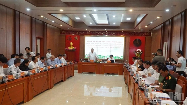 Quang cảnh buổi làm việc của Đoàn công tác của Chính phủ với Ban Thường vụ Tỉnh ủy Khánh Hòa. (Ảnh: NGUYỄN TRUNG)