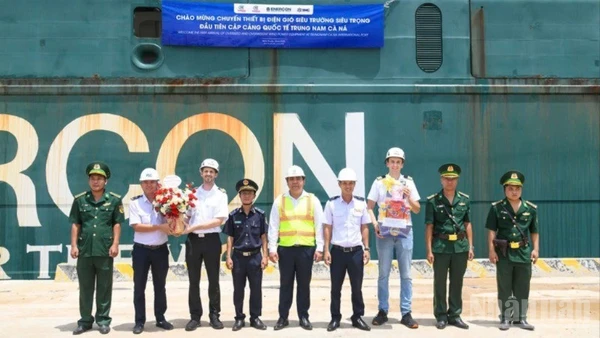 Ban Giám đốc Cảng quốc tế Trung Nam-Cà Ná, Bộ đội Biên phòng và chính quyền địa phương đón, tặng hoa chúc mừng thủy thủ đoàn của tàu ESHIP 1 khi cập cảng.