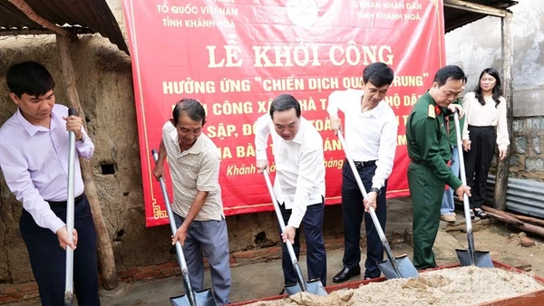 Đoàn công tác số 2 của Tỉnh ủy, Ủy ban nhân dân tỉnh Khánh Hòa do đồng chí Hồ Xuân Trường (đứng giữa), Phó Bí thư Thường trực Tỉnh ủy làm Trưởng đoàn cùng lãnh đạo phường Đô Vinh thực hiện nghi thức lễ khởi công xây dựng nhà mới cho gia đình ông Trương Văn Nam (Tổ dân phố Đắc Nhơn 1, phường Đô Vinh), một trong số 11 hộ dân có nhà bị sập, đổ hoàn toàn trong đợt mưa lũ vào cuối tháng 11. (Ảnh: NGUYỄN TRUNG) 