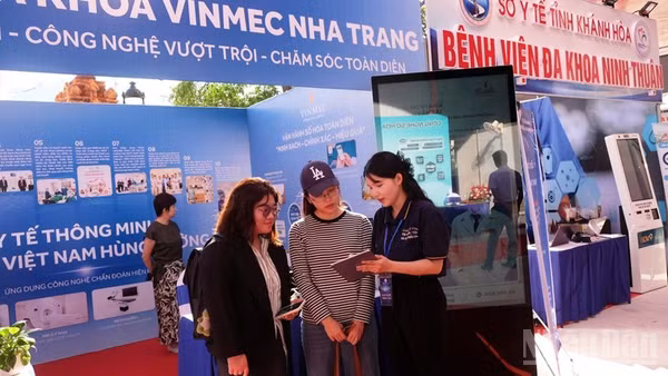 Doanh nghiệp tỉnh Khánh Hòa giới thiệu sản phẩm cho khách hàng qua truy cập trang thương mại điện tử bằng điện thoại thông minh. (Ảnh: NGUYỄN TRUNG)