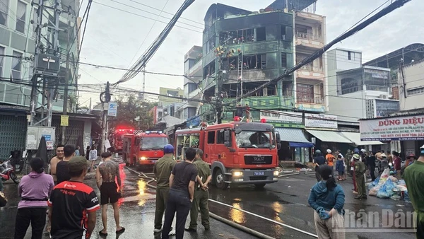 Phòng Cảnh sát Phòng cháy chữa cháy và Cứu nạn cứu hộ (Công an tỉnh Khánh Hòa) huy động xe thang chuyên dụng, nhiều xe chữa cháy đến hiện trường. (Ảnh: VŨ TÂN) 