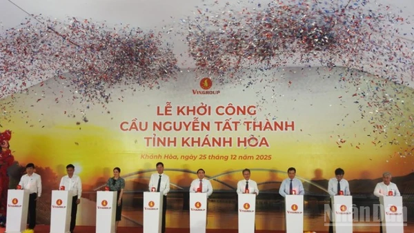 Các đại biểu ấn nút khởi công công trình cầu Nguyễn Tất Thành. (Ảnh: NGUYỄN TRUNG)