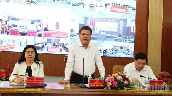 Đồng chí Trần Phong, Phó Bí thư Tỉnh ủy, Chủ tịch Ủy ban nhân dân tỉnh phát biểu tại buổi đối thoại. (Ảnh: NGUYỄN TRUNG)