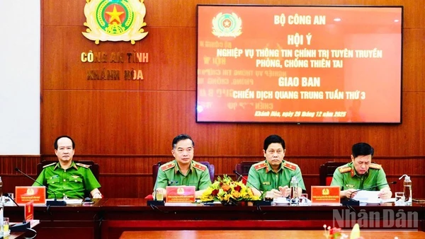 Lãnh đạo Bộ Công an và Công an tỉnh Khánh Hòa chủ trì buổi hội ý. (Ảnh: VŨ TÂN)