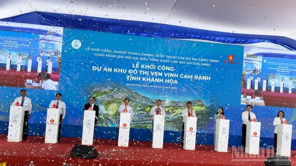 Lãnh đạo tỉnh Khánh Hòa cùng nhà đầu tư, nhà thầu và các địa biểu ấn nút khởi công Dự án Khu đô thị ven vịnh Cam Ranh. (Ảnh: NGUYỄN TRUNG)