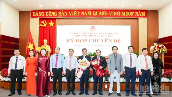 Việt Nam Coi Trọng Và Mong Muốn Thúc Đẩy Quan Hệ Hữu Nghị, Hợp Tác Nhiều Mặt Với Liên Bang Saint Kitts Và Nevis Các Đồng Chí Lãnh Đạo Tỉnh Khánh Hòa Tặng Hoa Chúc Mừng Đồng Chí Lâm Đông Và Đồng Chí Lữ Thanh Hải. (Ảnh: Ctv)