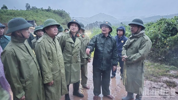 Phó Thủ tướng Hồ Quốc Dũng chỉ đạo chưa thể cho người dân lưu thông trở lại ngay, mà cần thời gian để tổ chức gia cố tổng thể, bảo đảm an toàn tuyệt đối trong thời gian tới. (Ảnh: VŨ TÂN)