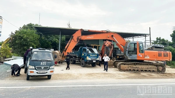 Các cơ quan chức năng triển khai công tác cưỡng chế tại hộ bà Phạm Thị Hiền, thôn Quán Thẻ 2, xã Thuận Nam (Khánh Hòa). (Ảnh: NGUYỄN TRUNG)